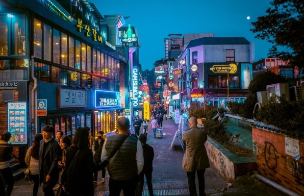 Cuối tuần ng&agrave;y phố itaewon H&agrave;n Quốc thực sự b&ugrave;ng nổ 