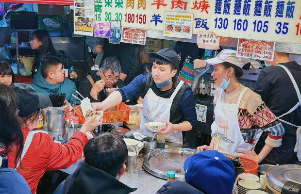 Chợ đ&ecirc;m Miaokou l&agrave; điểm đến ẩm thực nổi tiếng tại Đ&agrave;i Loan
