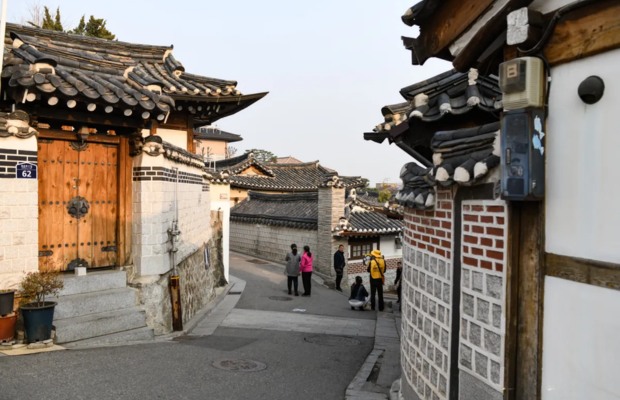 H&igrave;nh ảnh con dốc nổi tiếng tại Gahoe-dong với những m&aacute;i nh&agrave; Hanok san s&aacute;t