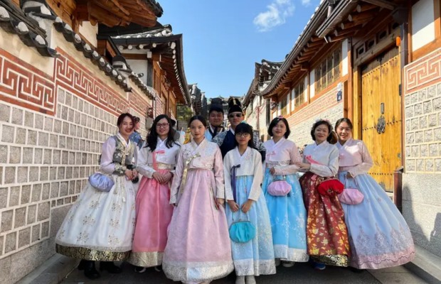 Trải nghiệm mặc Hanbok v&agrave; l&agrave;m đồ thủ c&ocirc;ng tại l&agrave;ng cổ Bukchon Hanok