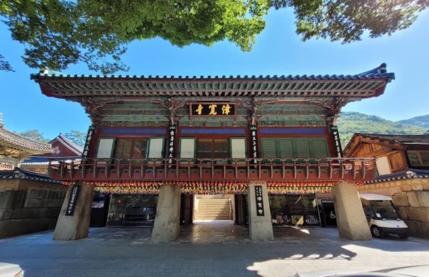 Ch&ugrave;a Jingwansa dưới ch&acirc;n n&uacute;i Bukhansan