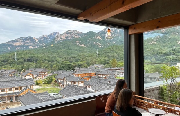 Trải nghiệm c&agrave; ph&ecirc; view n&uacute;i tại l&agrave;ng cổ Eunpyeong Hanok