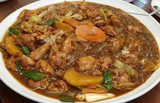 G&agrave; hầm Andong Jjimdak nổi tiếng