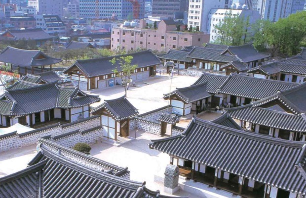 Kiến tr&uacute;c gỗ truyền thống tại l&agrave;ng Hanok Namsangol