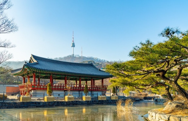 Một g&oacute;c s&acirc;n y&ecirc;n b&igrave;nh tại l&agrave;ng Hanok Namsangol v&agrave;o buổi chiều t&agrave;