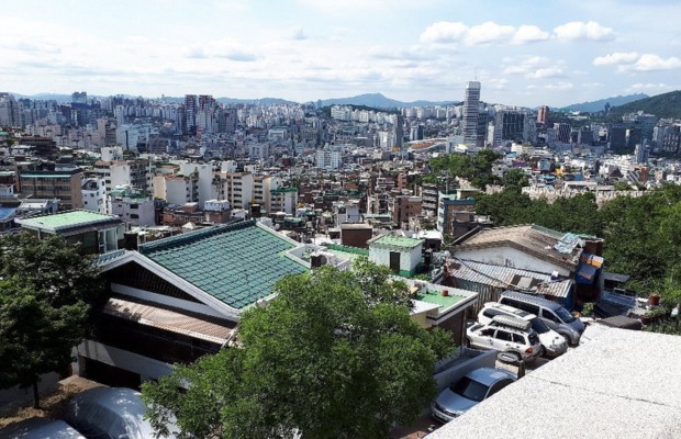 Kh&ocirc;ng gian qu&aacute;n c&agrave; ph&ecirc; view to&agrave;n cảnh th&agrave;nh phố tại l&agrave;ng Ihwa