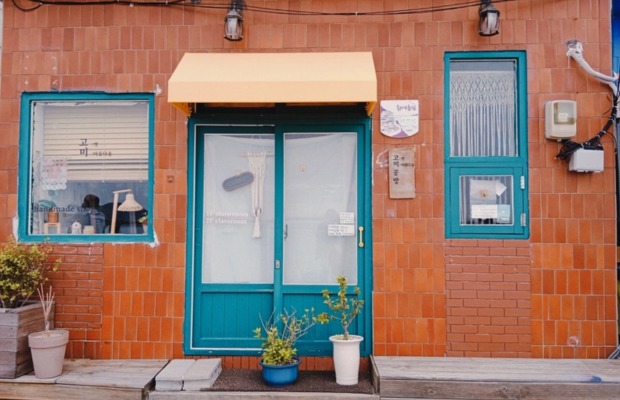 Cửa h&agrave;ng lưu niệm v&agrave; studio nghệ thuật tại l&agrave;ng Huinnyeoul