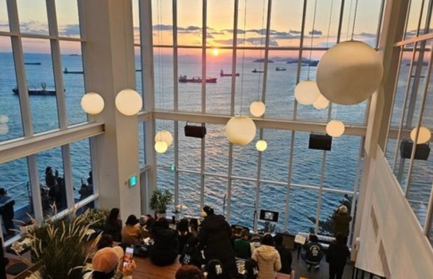 Qu&aacute;n cafe view biển tại l&agrave;ng văn h&oacute;a Huinnyeoul