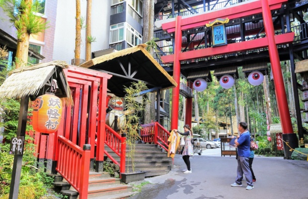 Cổng Torii đỏ &ndash; biểu tượng nổi bật của l&agrave;ng y&ecirc;u qu&aacute;i