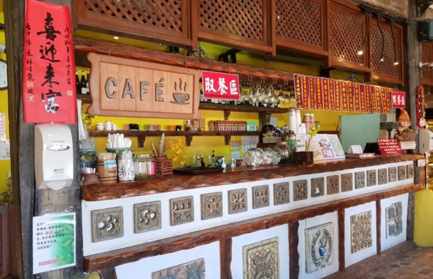 Kh&ocirc;ng gian ăn uống b&ecirc;n trong l&acirc;u đ&agrave;i Xinshe kh&aacute; thư gi&atilde;n.