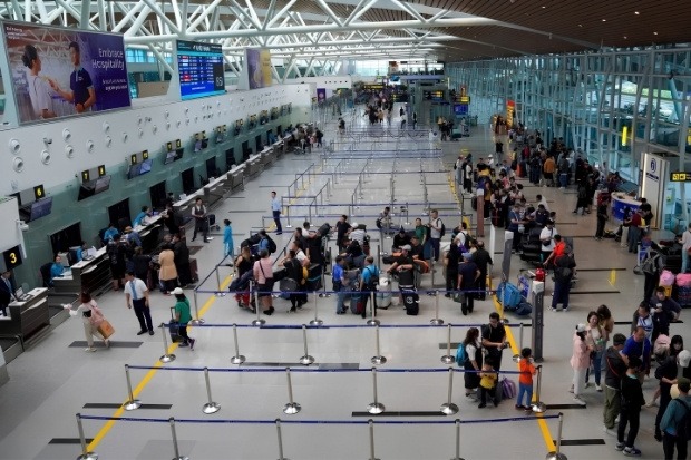 Lối đi ri&ecirc;ng cho kh&aacute;ch d&ugrave;ng VNeID tại s&acirc;n bay Đ&agrave; Nẵng gi&uacute;p h&agrave;nh kh&aacute;ch l&agrave;m thủ tục nhanh ch&oacute;ng