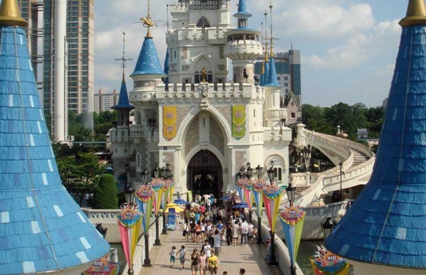 To&agrave;n cảnh kiến tr&uacute;c l&acirc;u đ&agrave;i tại c&ocirc;ng vi&ecirc;n Lotte World H&agrave;n Quốc