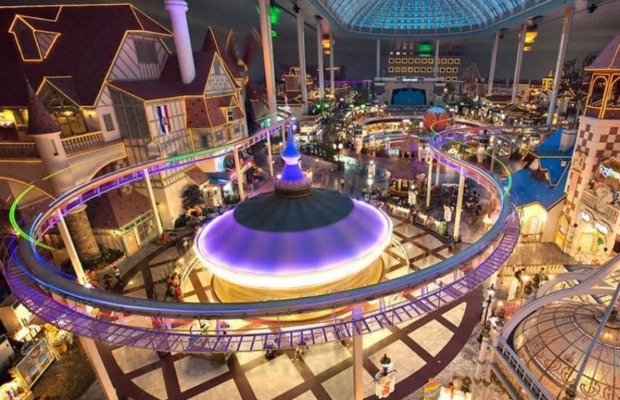  Kh&ocirc;ng gian rực rỡ b&ecirc;n trong khu vực Lotte World Adventure dưới m&aacute;i v&ograve;m k&iacute;nh