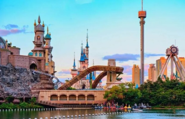 L&acirc;u đ&agrave;i ma thuật Magic Island soi b&oacute;ng b&ecirc;n hồ Seokchon l&atilde;ng mạn