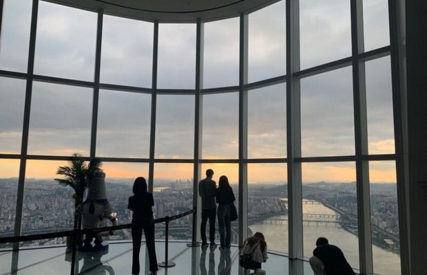 Tầm nh&igrave;n bao qu&aacute;t th&agrave;nh phố Seoul từ đ&agrave;i quan s&aacute;t Seoul Sky của Lotte World Tower