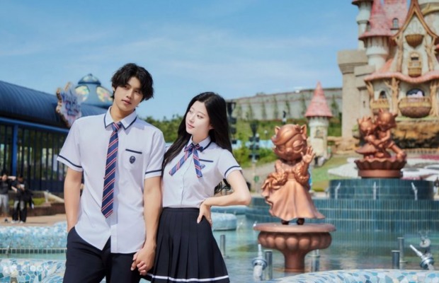 Những bạn trẻ mặc đồng phục học sinh H&agrave;n Quốc chụp ảnh kỷ niệm tại Lotte World