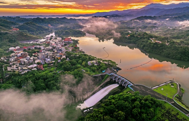 Hồ Mingde mang vẻ đẹp y&ecirc;n b&igrave;nh giữa n&uacute;i rừng.