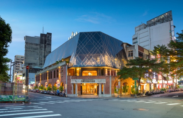 G&oacute;c check-in nổi tiếng trước cửa gạch đỏ của Miyahara