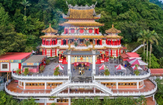 Ch&ugrave;a con g&agrave; Nantou nổi tiếng cầu t&agrave;i lộc. 