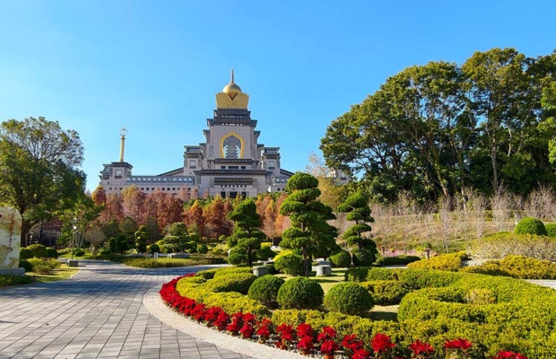 Trung Đ&agrave;i Thiền Tự nổi bật với kiến tr&uacute;c đồ sộ.