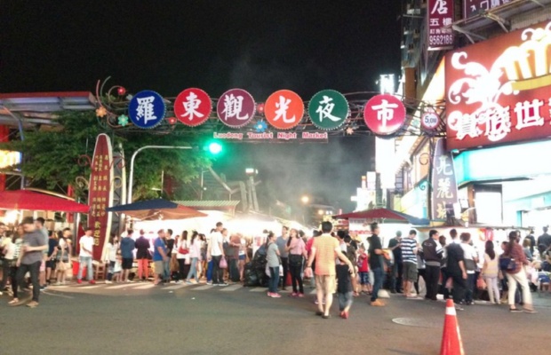 Kh&ocirc;ng kh&iacute; nhộn nhịp tại chợ đ&ecirc;m Luodong.