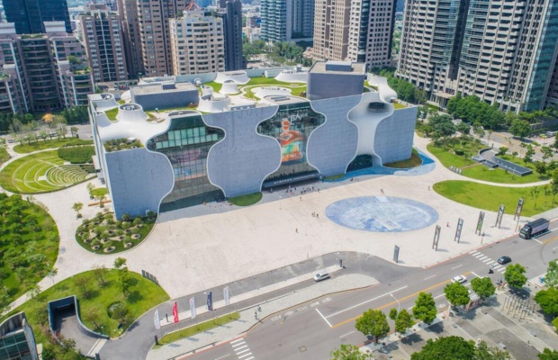 To&agrave;n cảnh National Taichung Theater giữa trung t&acirc;m Đ&agrave;i Trung