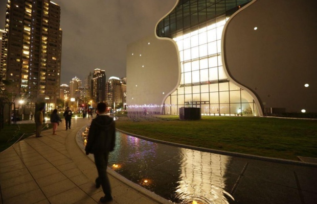 National Taichung Theater lung linh khi l&ecirc;n đ&egrave;n