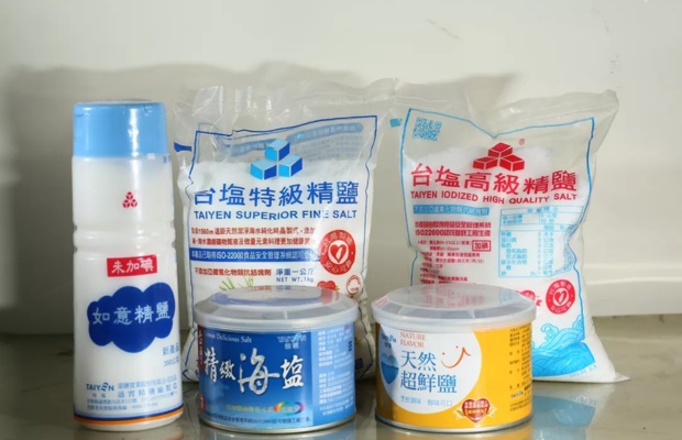 C&aacute;c sản phẩm từ muối biển được nhiều du kh&aacute;ch mua về l&agrave;m qu&agrave;