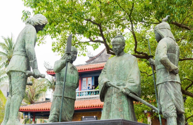 Tượng Trịnh Th&agrave;nh C&ocirc;ng tại khu&ocirc;n vi&ecirc;n ph&aacute;o đ&agrave;i 