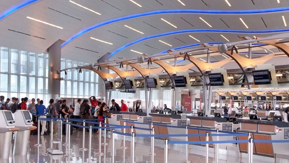 H&agrave;nh kh&aacute;ch l&agrave;m thủ tục tại sảnh khởi h&agrave;nh nh&agrave; ga quốc tế Hartsfield-Jackson Atlanta
