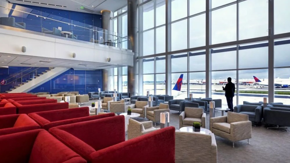 Khu vực ph&ograve;ng chờ Concourse F nh&agrave; ga quốc tế Maynard Jackson Jr &ndash; s&acirc;n bay ATL