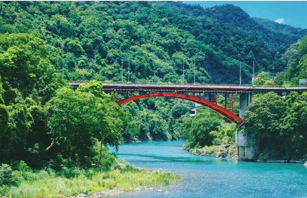 Cầu đỏ nổi bật tại &Ocirc; Lai