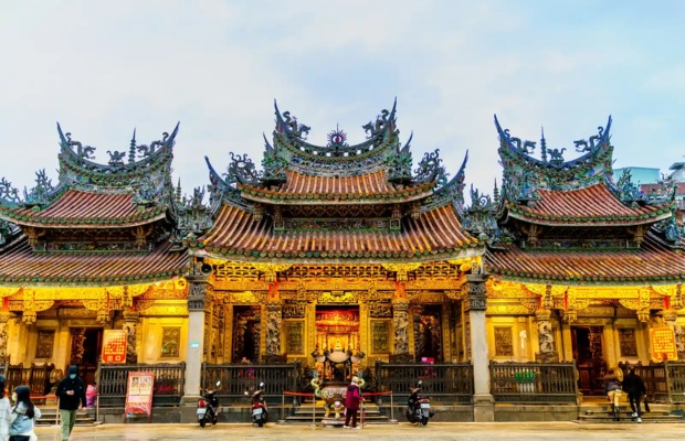 Ch&ugrave;a Thanh Thủy với kiến tr&uacute;c chạm khắc tinh xảo