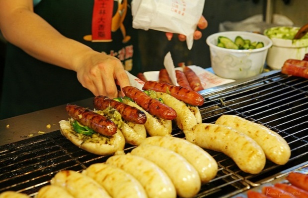 X&uacute;c x&iacute;ch cuộn cơm nếp l&agrave; m&oacute;n ăn đường phố nổi tiếng tại Shifen