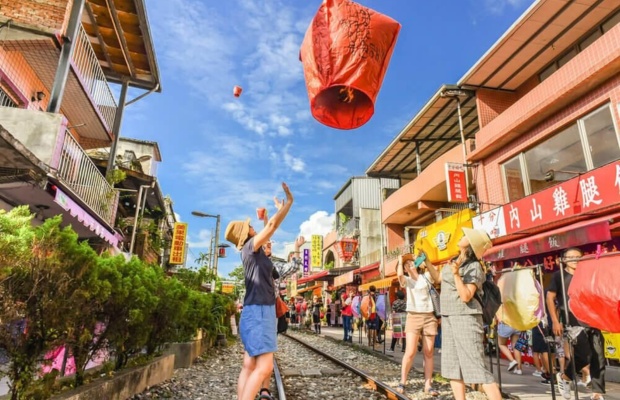 Hoạt động thả đ&egrave;n trời l&agrave; trải nghiệm biểu tượng tại phố cổ Thập Phần Đ&agrave;i Loan