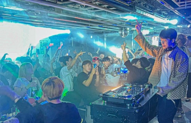 Trải nghiệm văn h&oacute;a Bar v&agrave; Club s&ocirc;i động