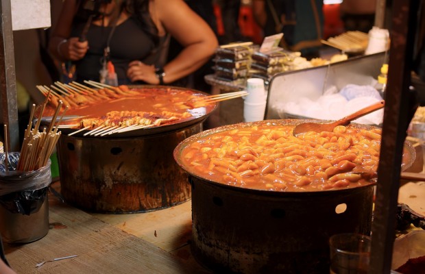 Thi&ecirc;n đường ăn vặt tại chợ đ&ecirc;m Hongdae