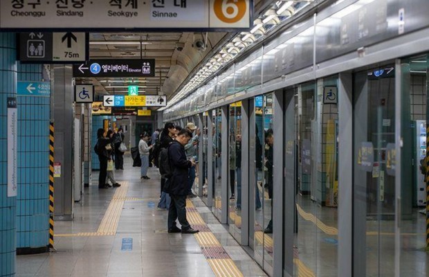 Di chuyển bằng t&agrave;u điện ngầm