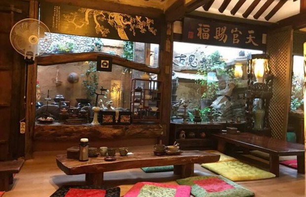 Thưởng thức tr&agrave; truyền thống tại Shin Old Tea House hoặc Beautiful Tea Museum