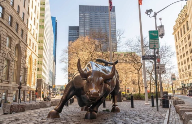  Linh vật phố Wall - Tượng đ&agrave;i Con B&ograve; Sạc (Charging Bull)&nbsp;