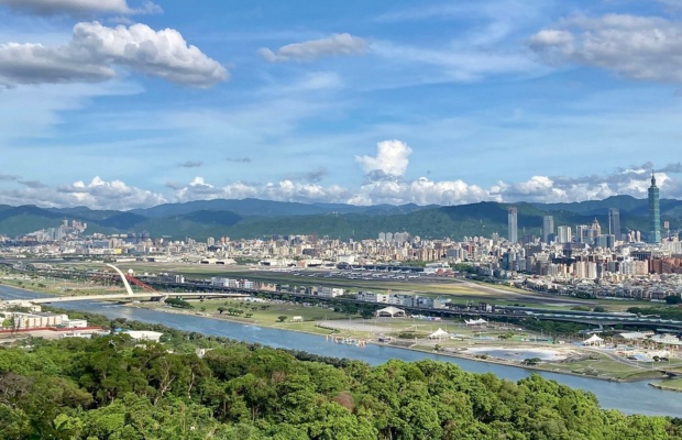 View nh&igrave;n xuống th&agrave;nh phố từ Qingtiangang 