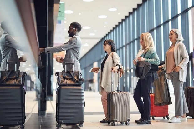Chuẩn bị vali x&aacute;ch tay v&agrave; k&yacute; gửi đ&uacute;ng quy định h&agrave;nh l&yacute; TAAG Angola Airlines trước giờ bay.