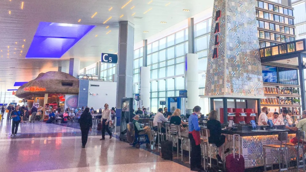 Khu vực nh&agrave; h&agrave;ng v&agrave; mua sắm b&ecirc;n trong nh&agrave; ga s&acirc;n bay quốc tế Houston IAH