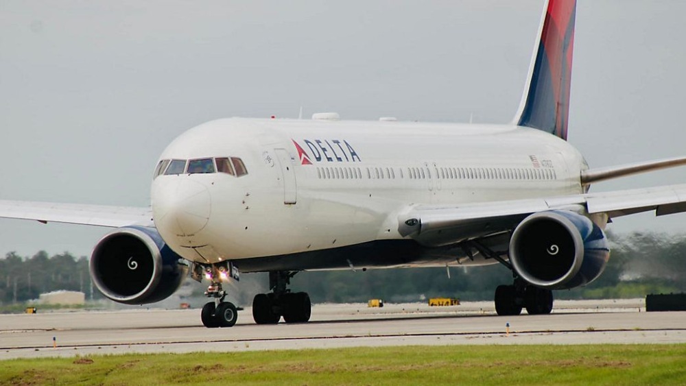 M&aacute;y bay Delta Air Lines chuẩn bị cất c&aacute;nh tại s&acirc;n bay LaGuardia