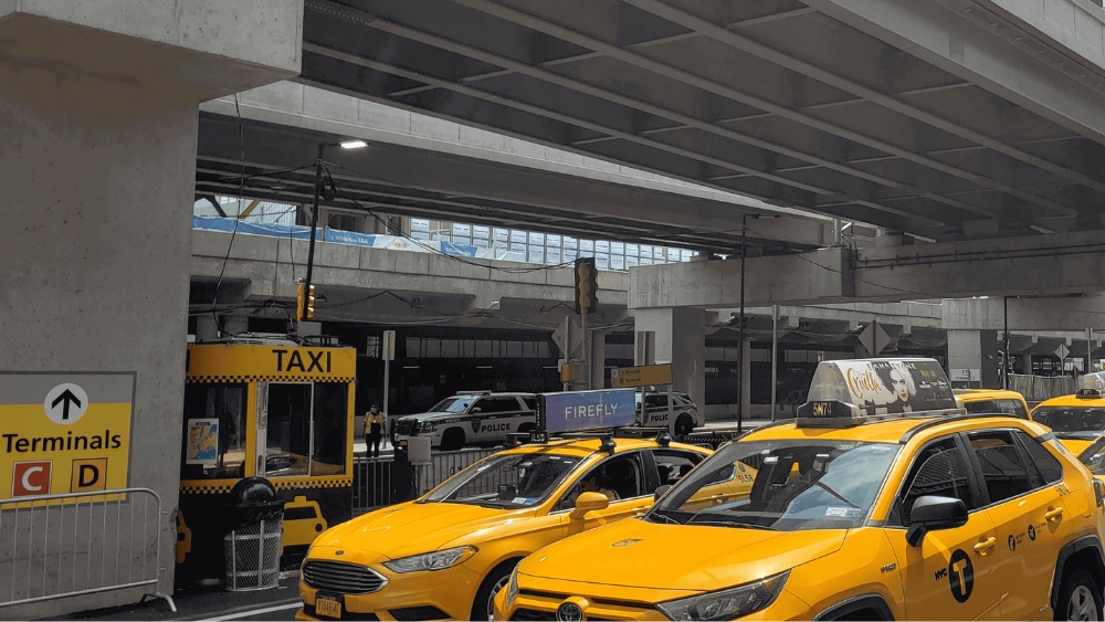 Khu vực đ&oacute;n taxi v&agrave; xe ri&ecirc;ng trước nh&agrave; ga s&acirc;n bay nội địa LaGuardia