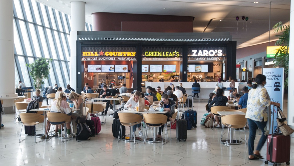 Khu mua sắm v&agrave; ăn uống hiện đại b&ecirc;n trong nh&agrave; ga Terminal B, s&acirc;n bay LaGuardia