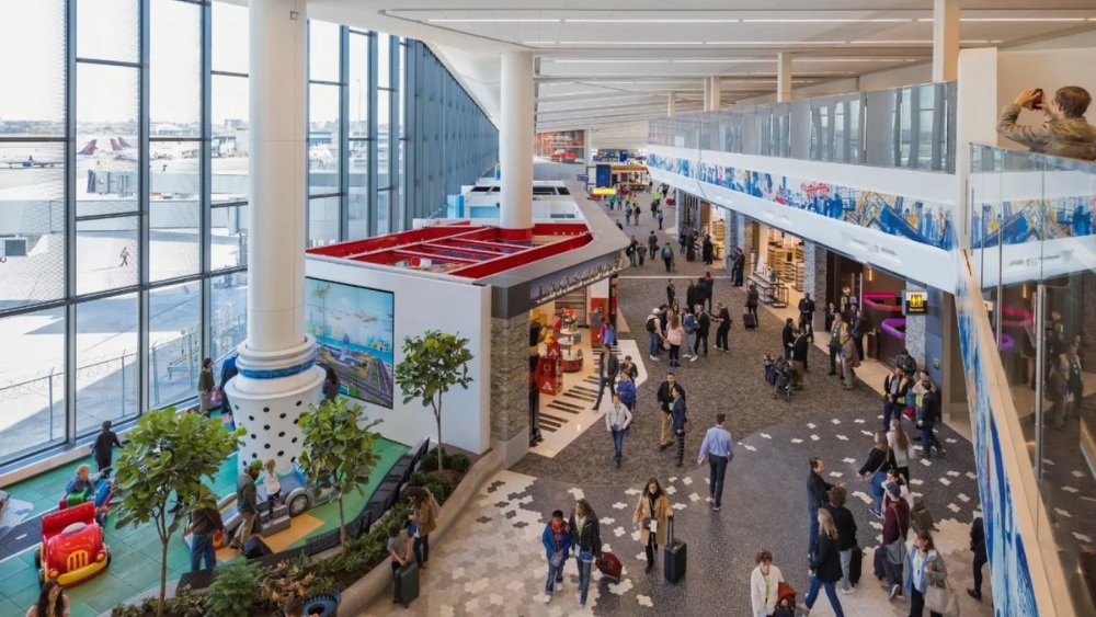 H&agrave;nh kh&aacute;ch di chuyển trong s&acirc;n bay LaGuardia