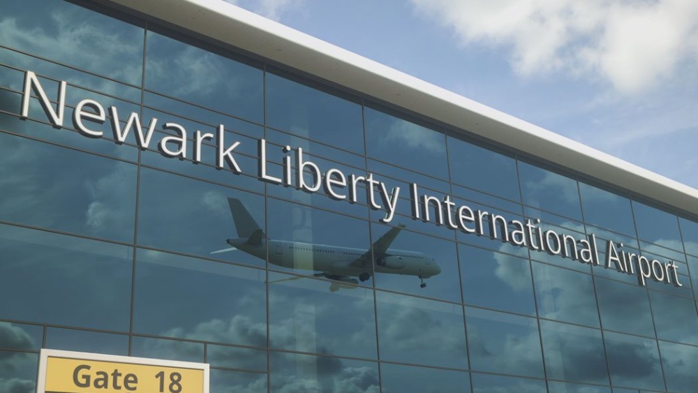 B&ecirc;n ngo&agrave;i nh&agrave; ga s&acirc;n bay Newark Liberty EWR