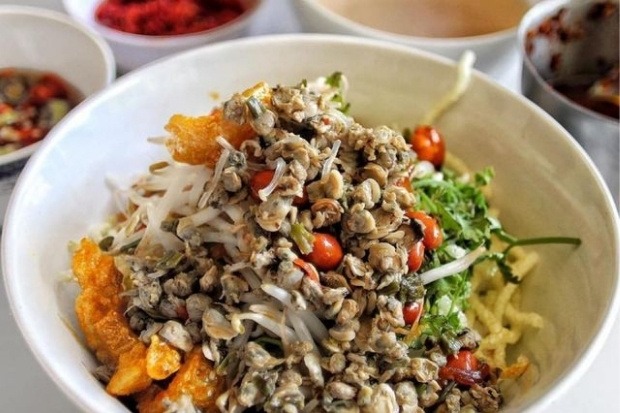 Thưởng thức đặc sản cơm hến Huế trứ danh