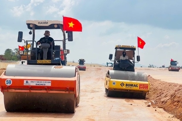 Thi c&ocirc;ng nền m&oacute;ng dự &aacute;n s&acirc;n bay Ph&ugrave; C&aacute;t đẩy nhanh tiến độ l&agrave;m đường băng số 2